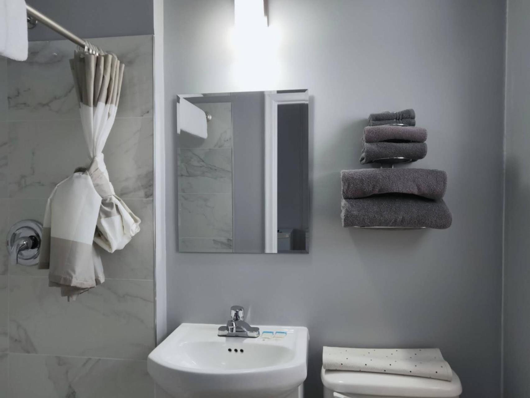Melsask Motel Melville Екстериор снимка