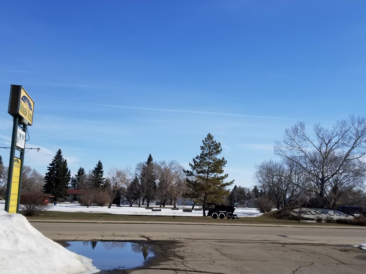 Melsask Motel Melville Екстериор снимка