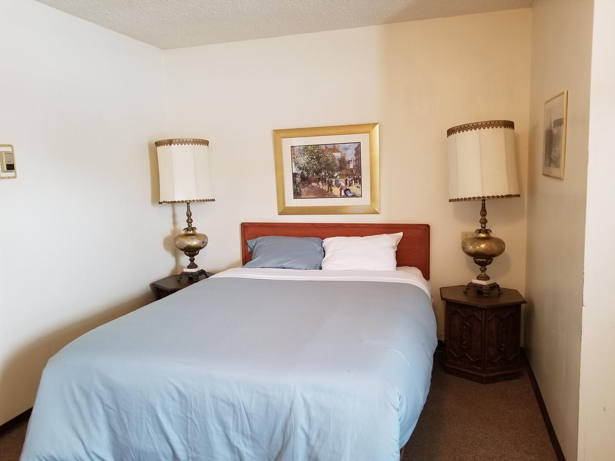 Melsask Motel Melville Екстериор снимка