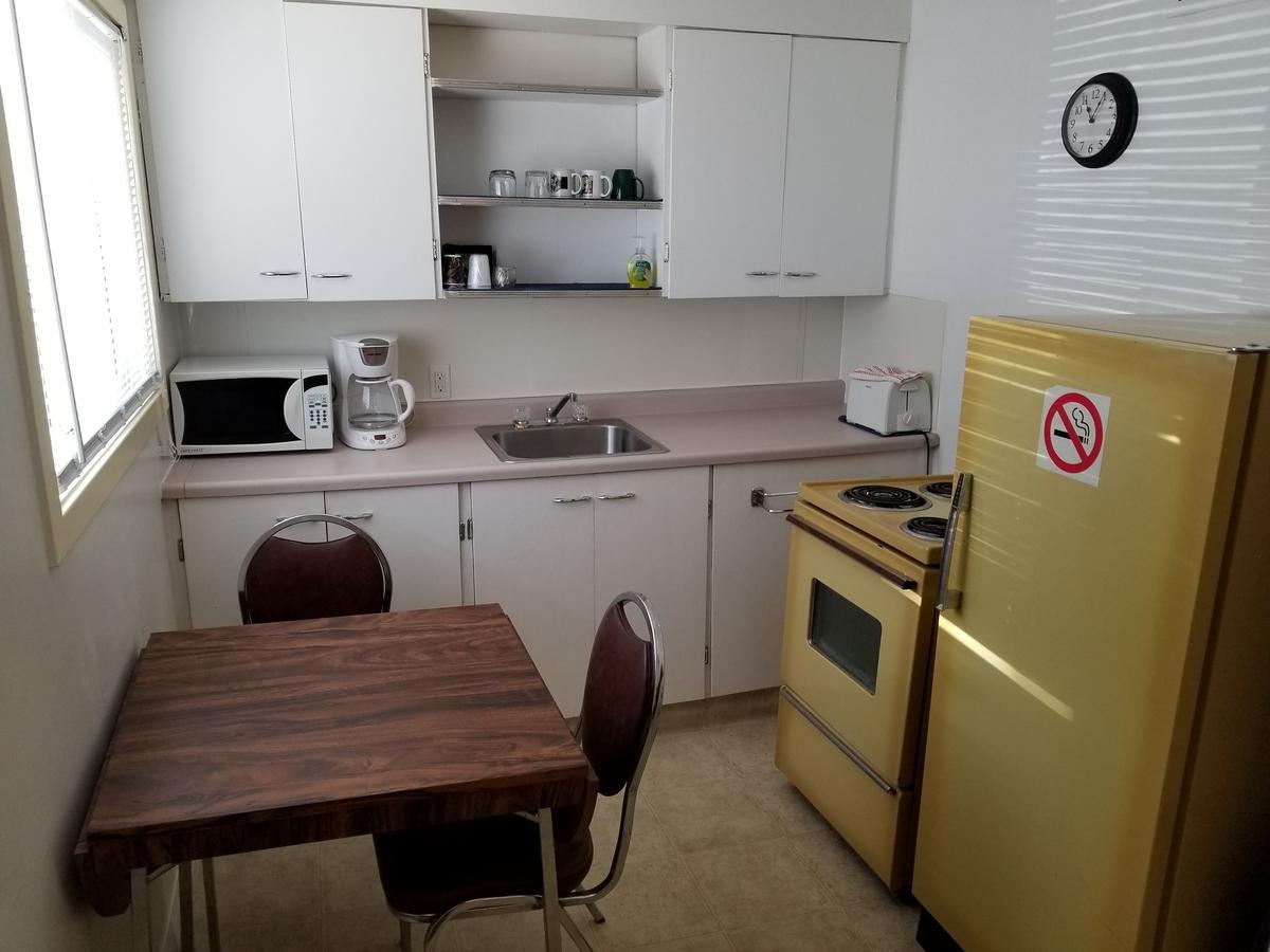 Melsask Motel Melville Екстериор снимка