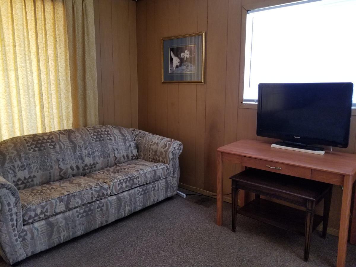 Melsask Motel Melville Екстериор снимка